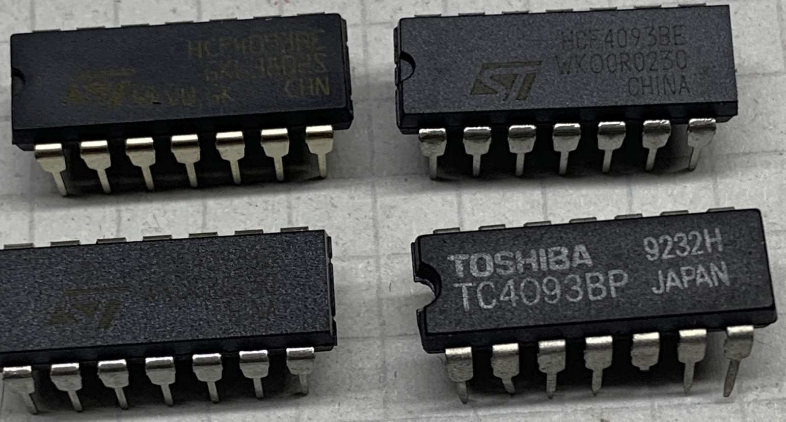 4db  CD4093 CMOS IC   INTEGRÁLT ÁRAMÖR EGYÜTT  0502C