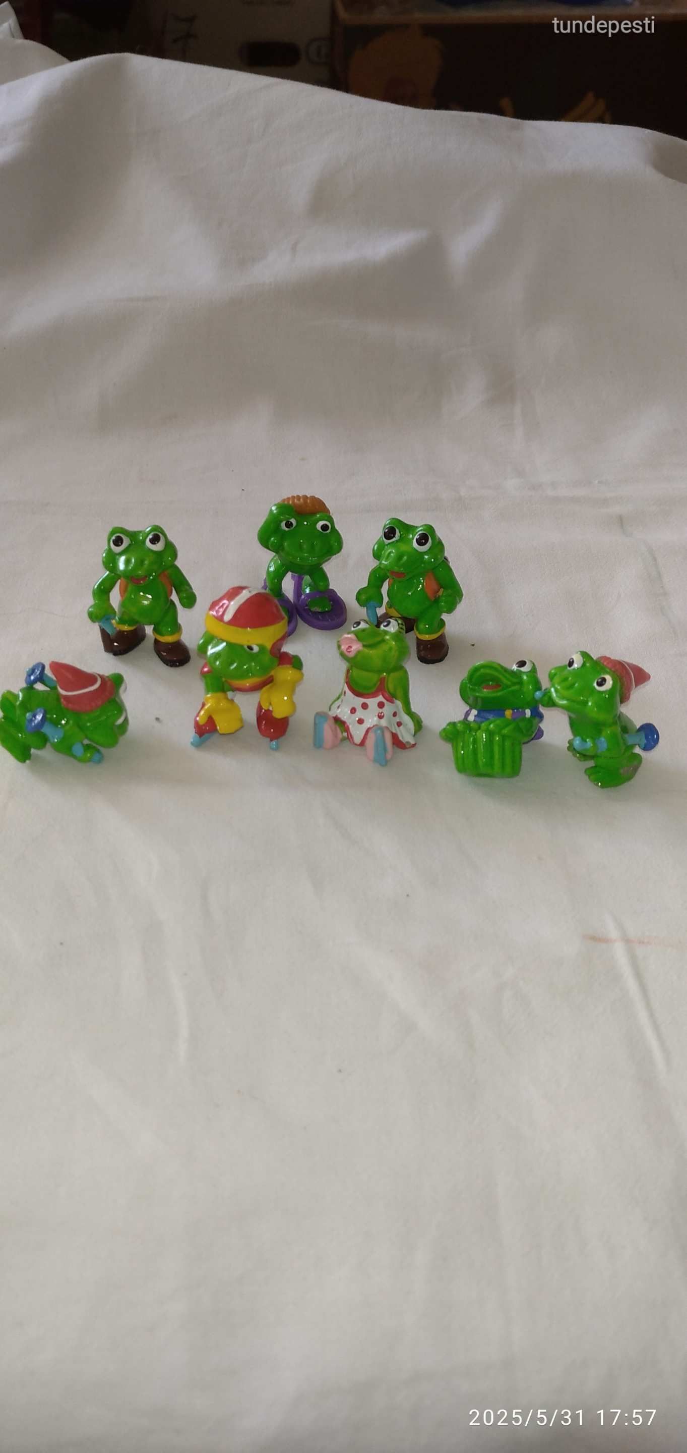 KINDER, 8 DB BÉKA FIGURA