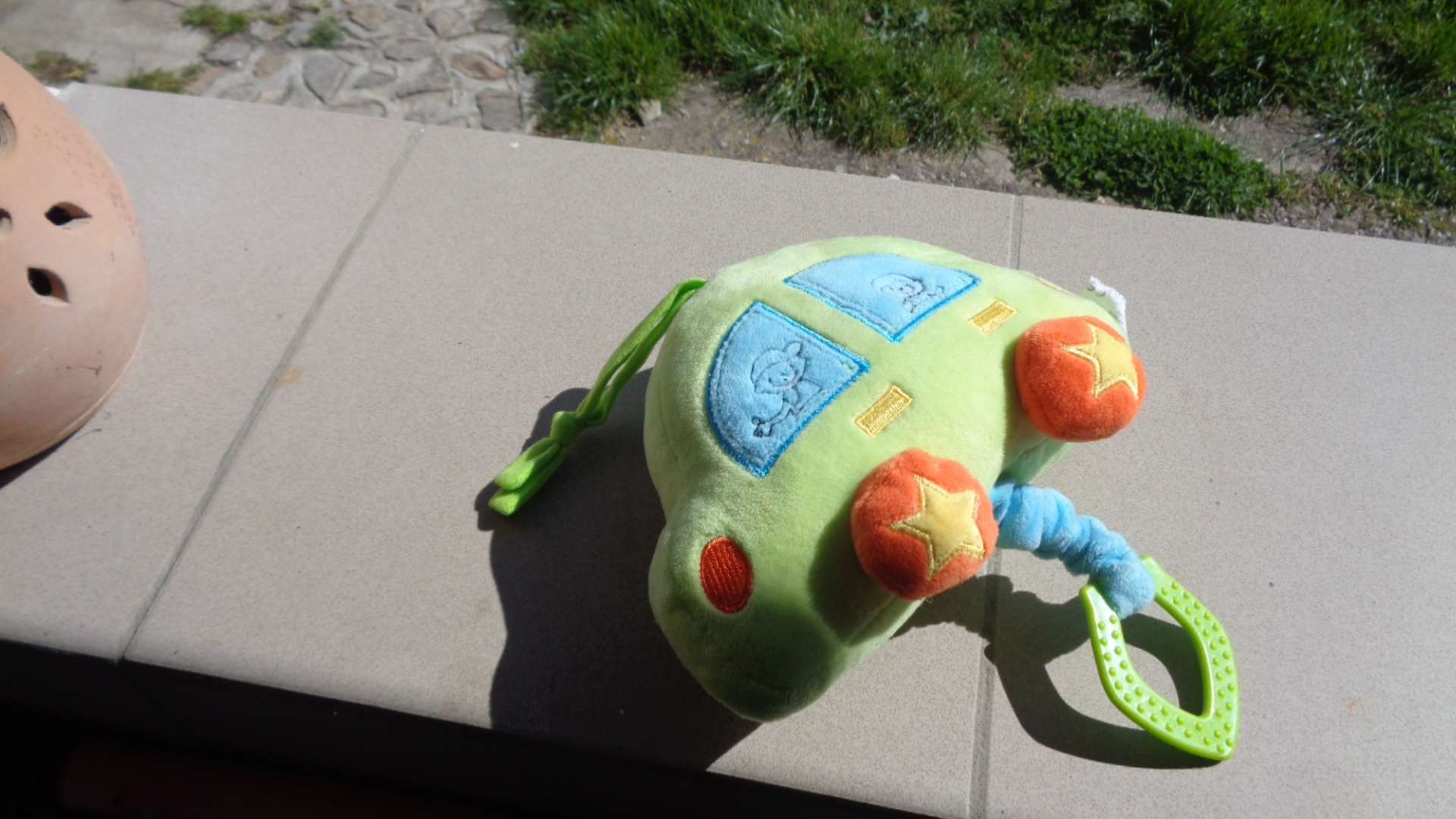 plüss zenélő babajáték