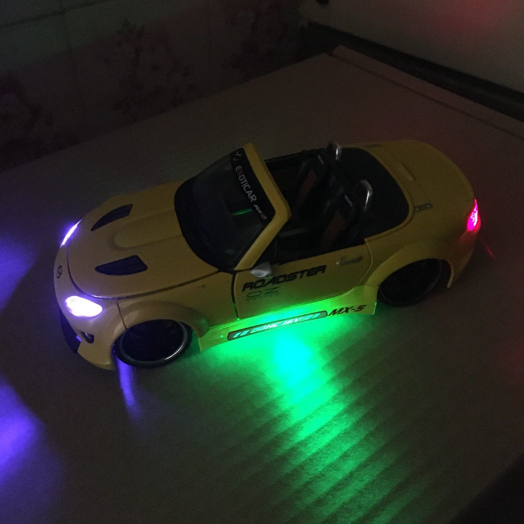 Világítós Mazda MX5 kisautó