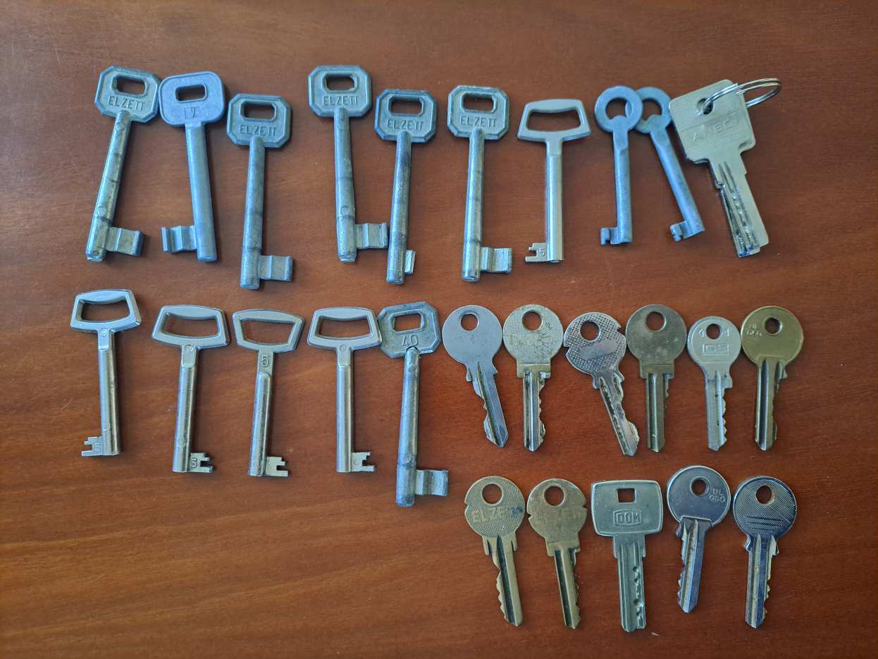 37 db kulcs egyben