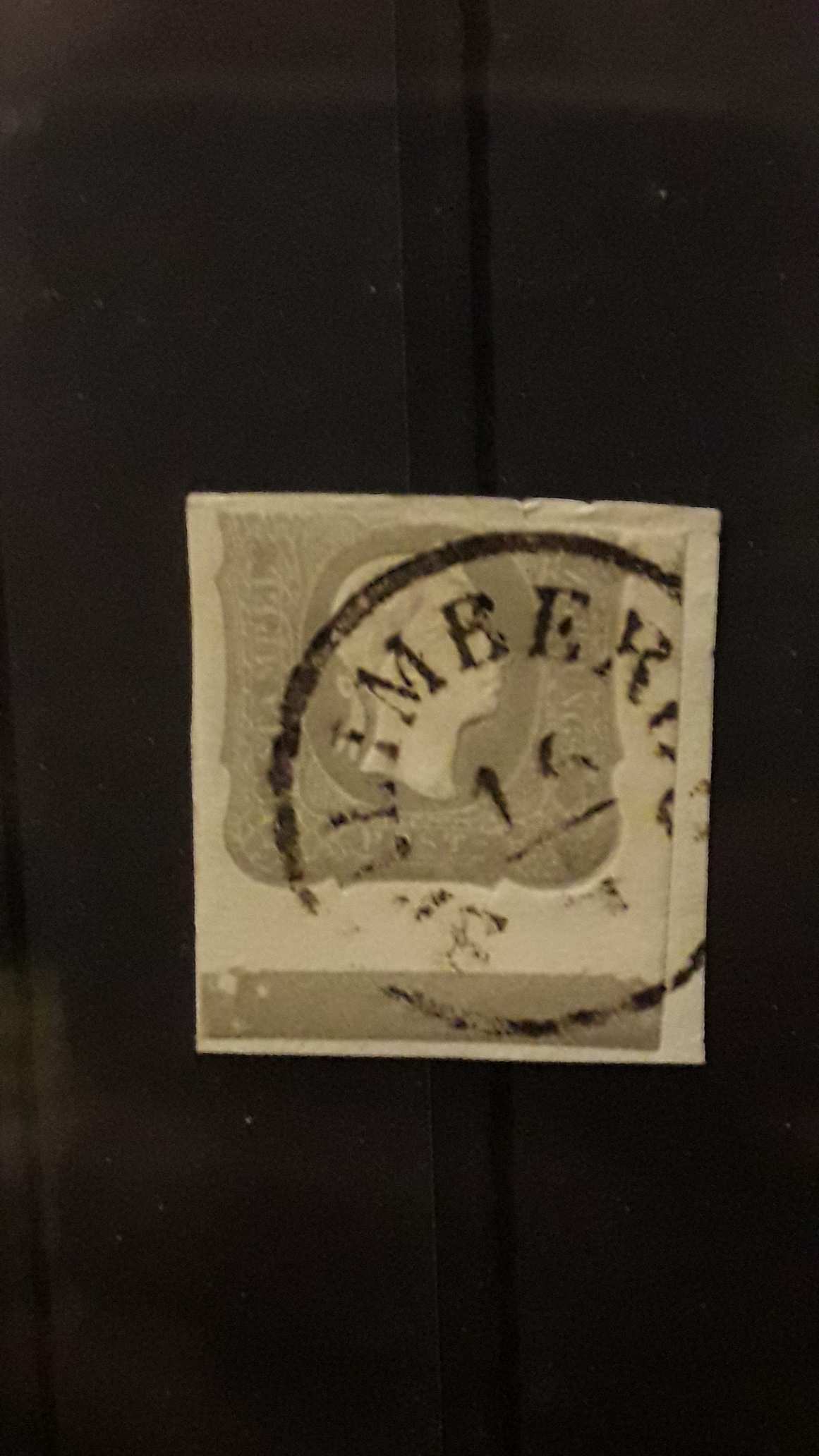 1861. Hírlapbélyeg feketés szűrke  kivágáson (1600.€+++)