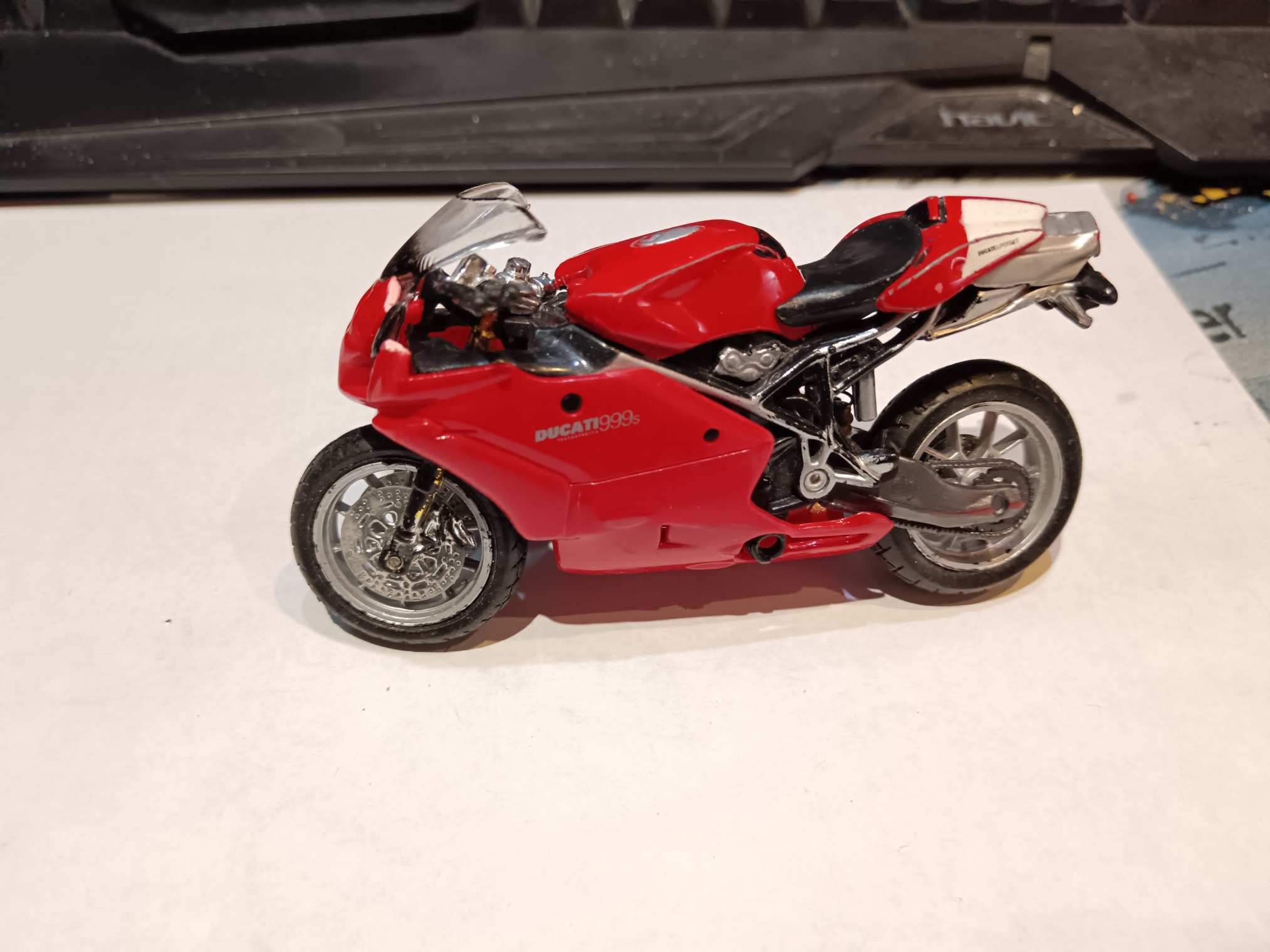 Ducati 999s    1:18