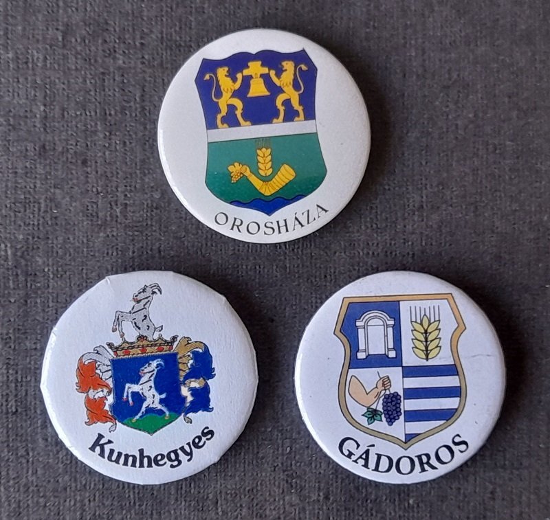 Címer kitűző (3 klf)