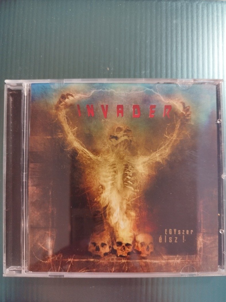 INVADER - EGYSZER ÉLSZ!      (2018)    CD  (DEDIKÁLT!!!)