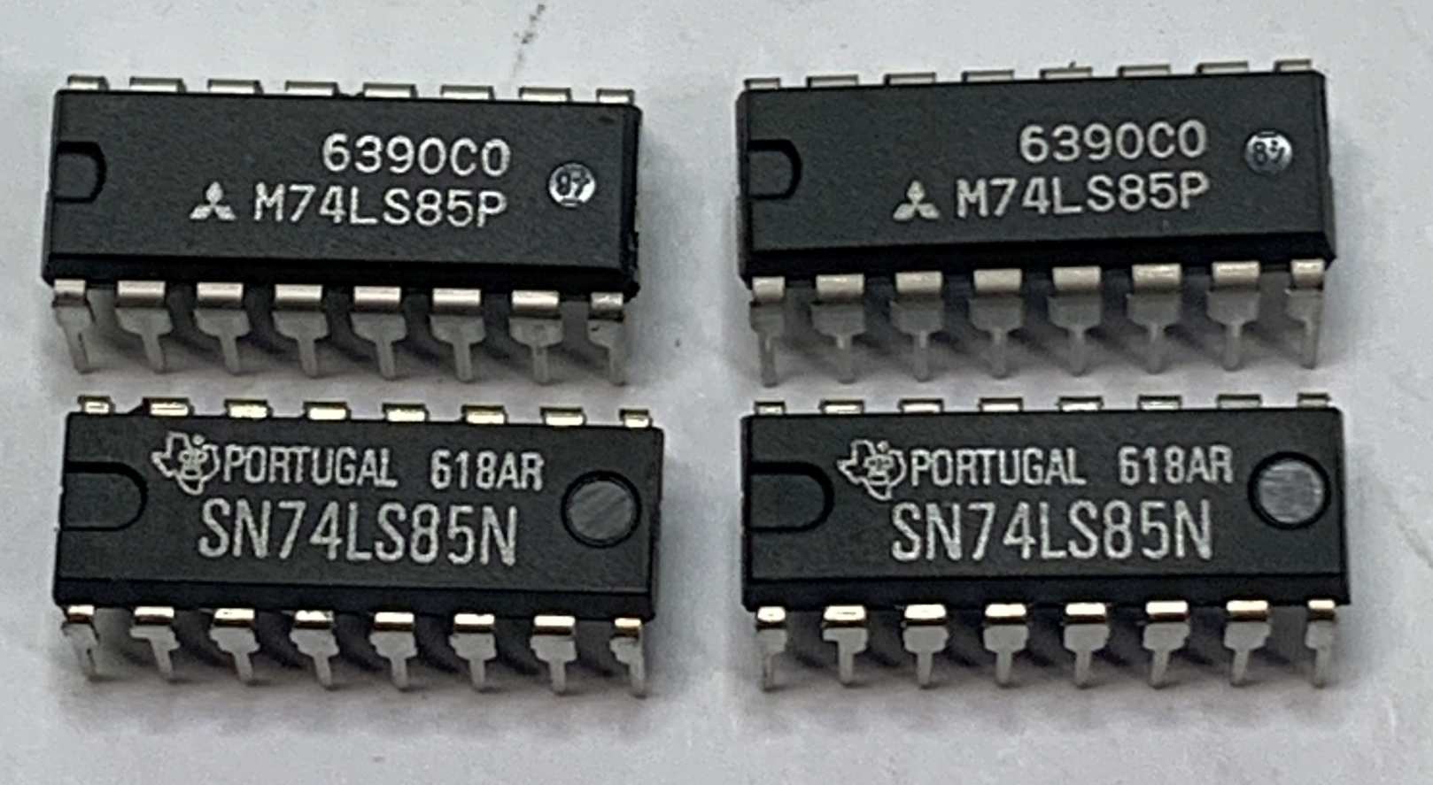 4db  74LS85  IC   INTEGRÁLT ÁRAMÖR EGYÜTT  0520d