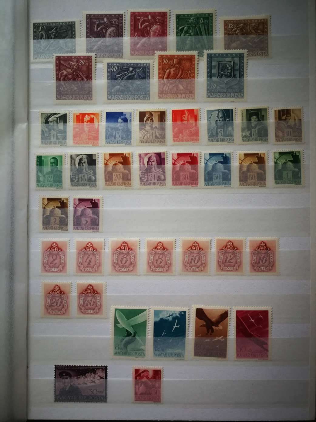 Magyarország 1941-45 82 db bélyeg, zömében falcos  E2
