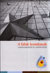 A falak leomlanak