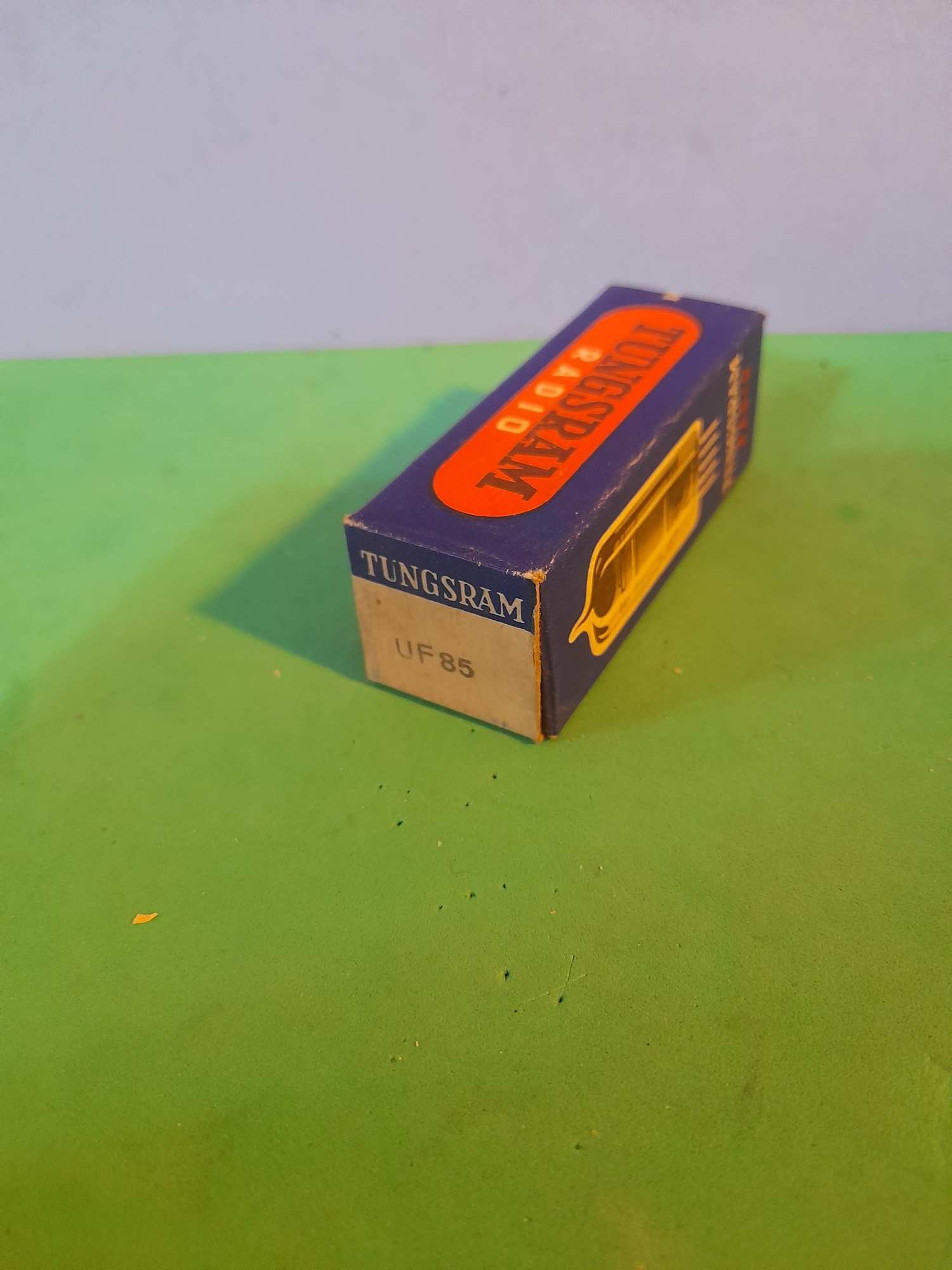 Régi UF85 elektroncső (W)
