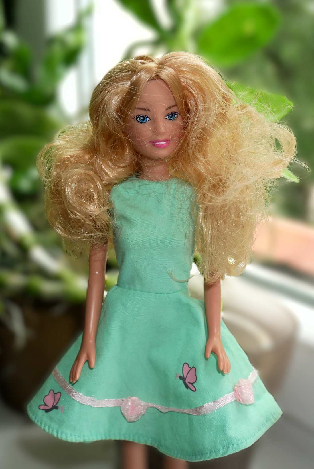 Barbie típusú baba és ruhái