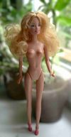 Barbie típusú baba és ruhái