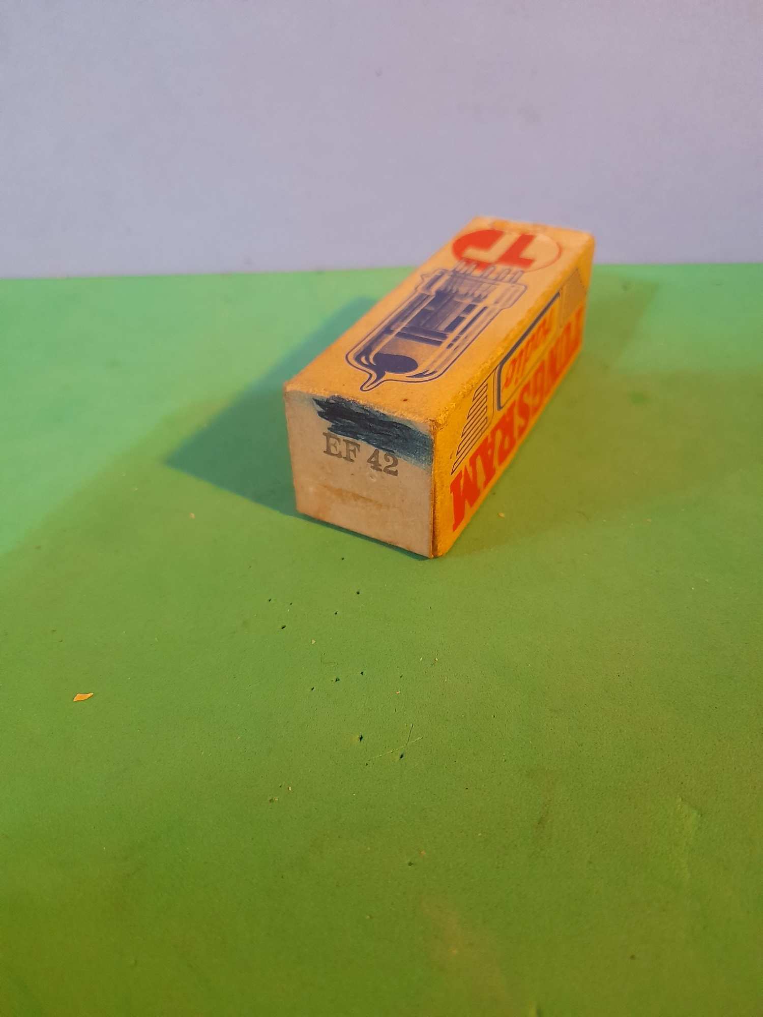 Régi EF42 elektroncső (W)