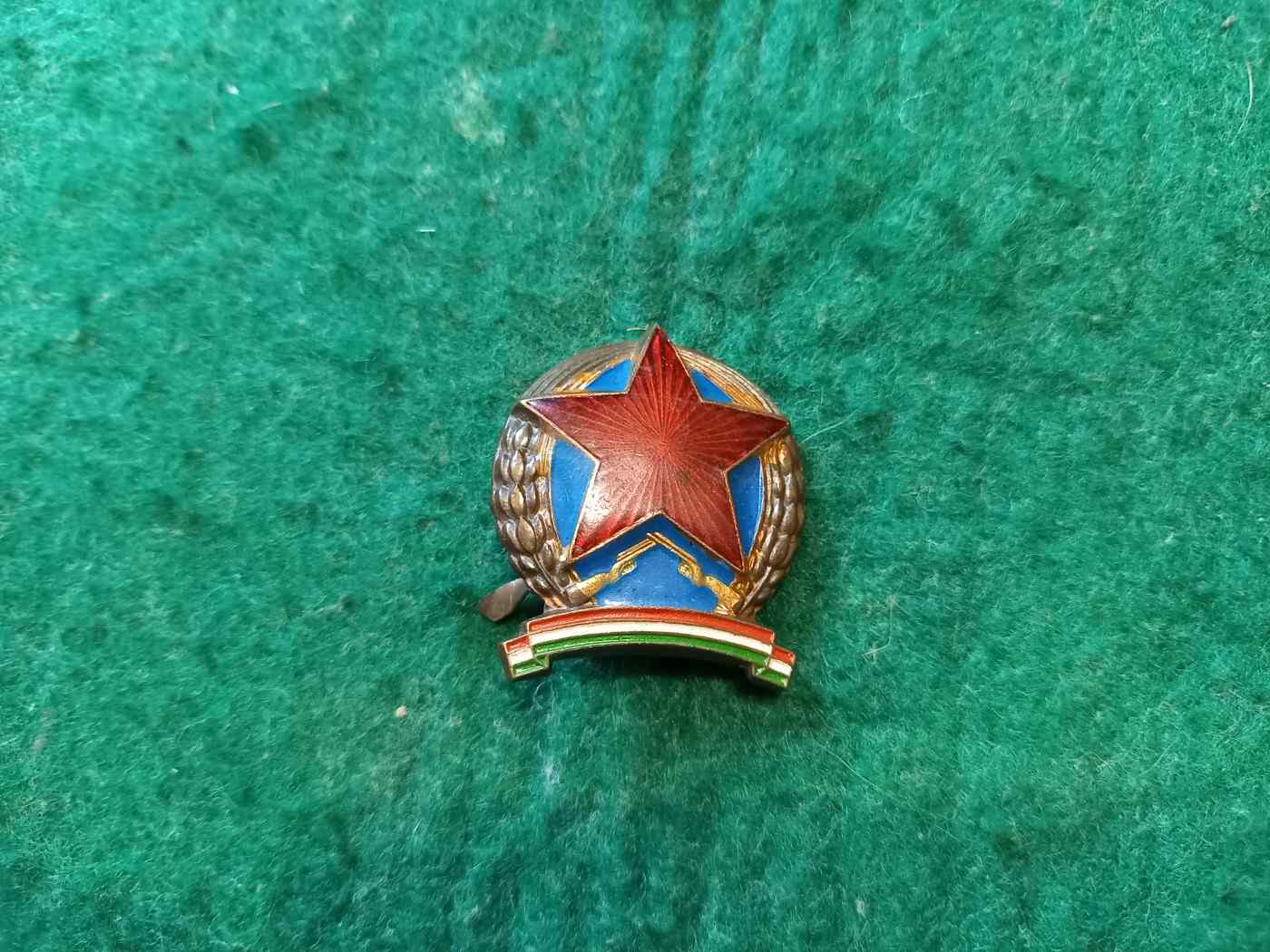 Rendőr sapkajelvény