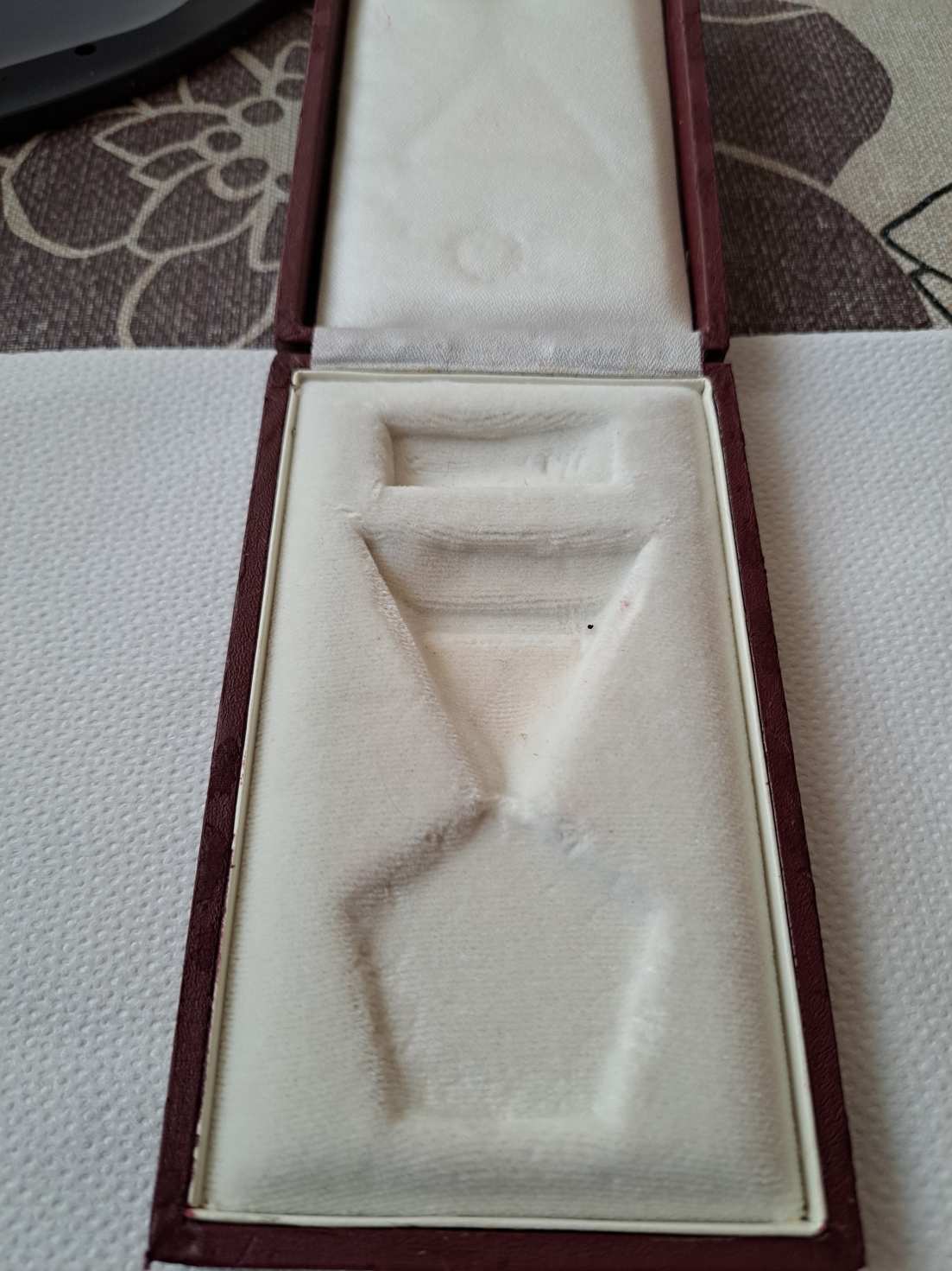 Április 4 érdemrend doboz