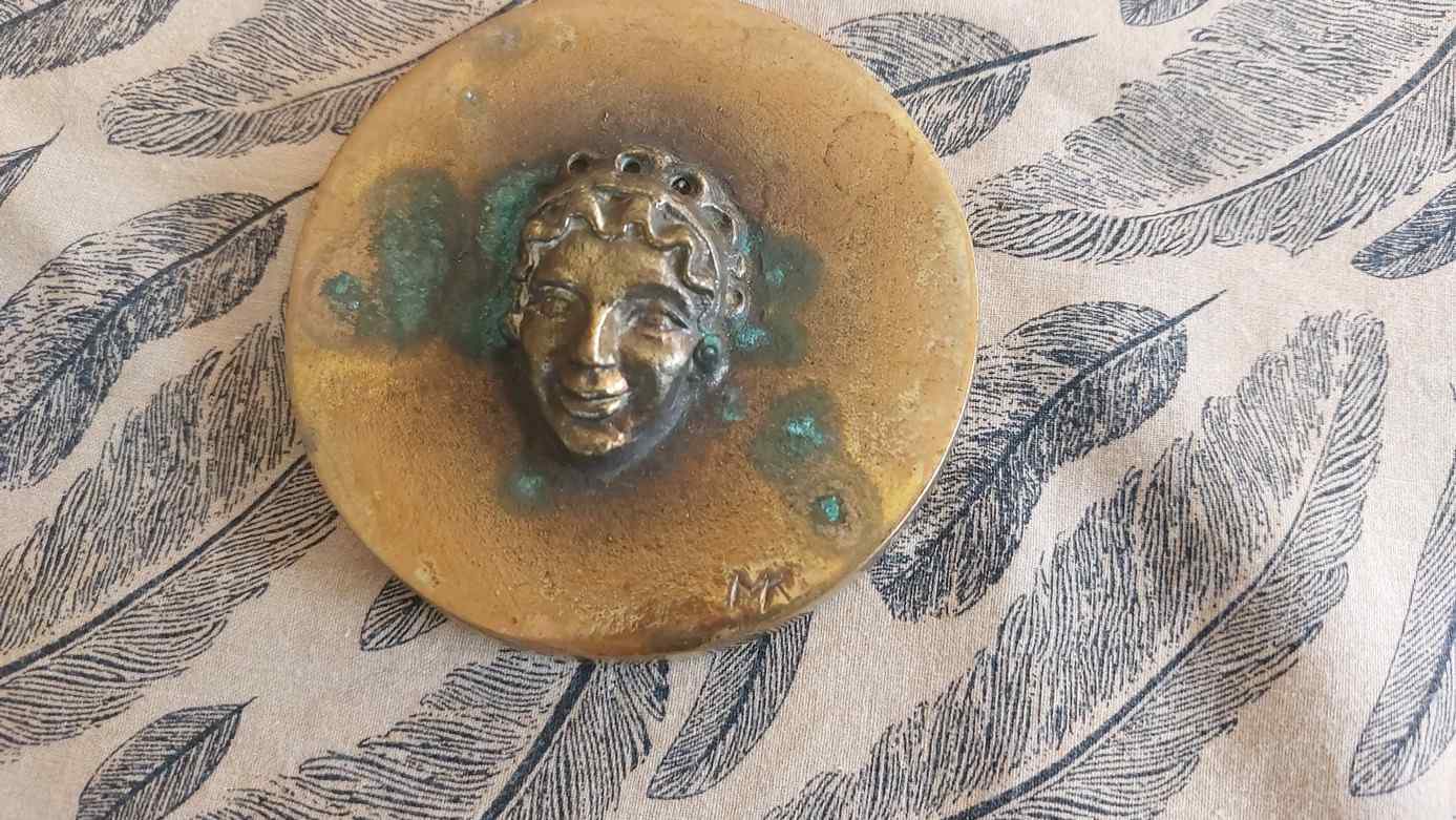 (K) Bronz relief