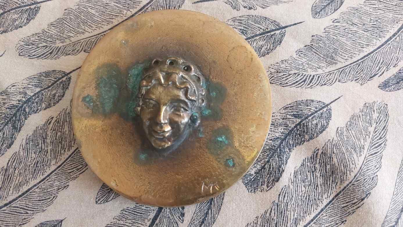 (K) Bronz relief