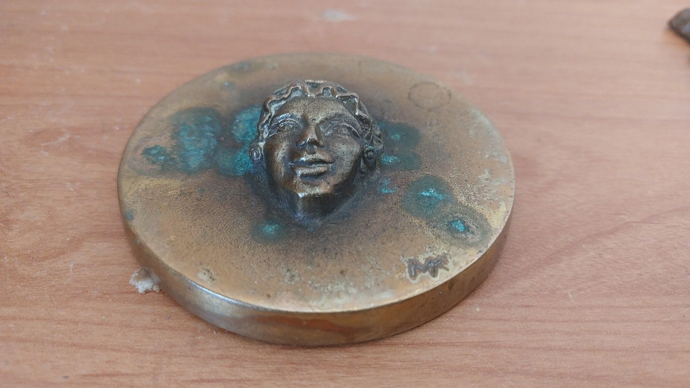 (K) Bronz relief