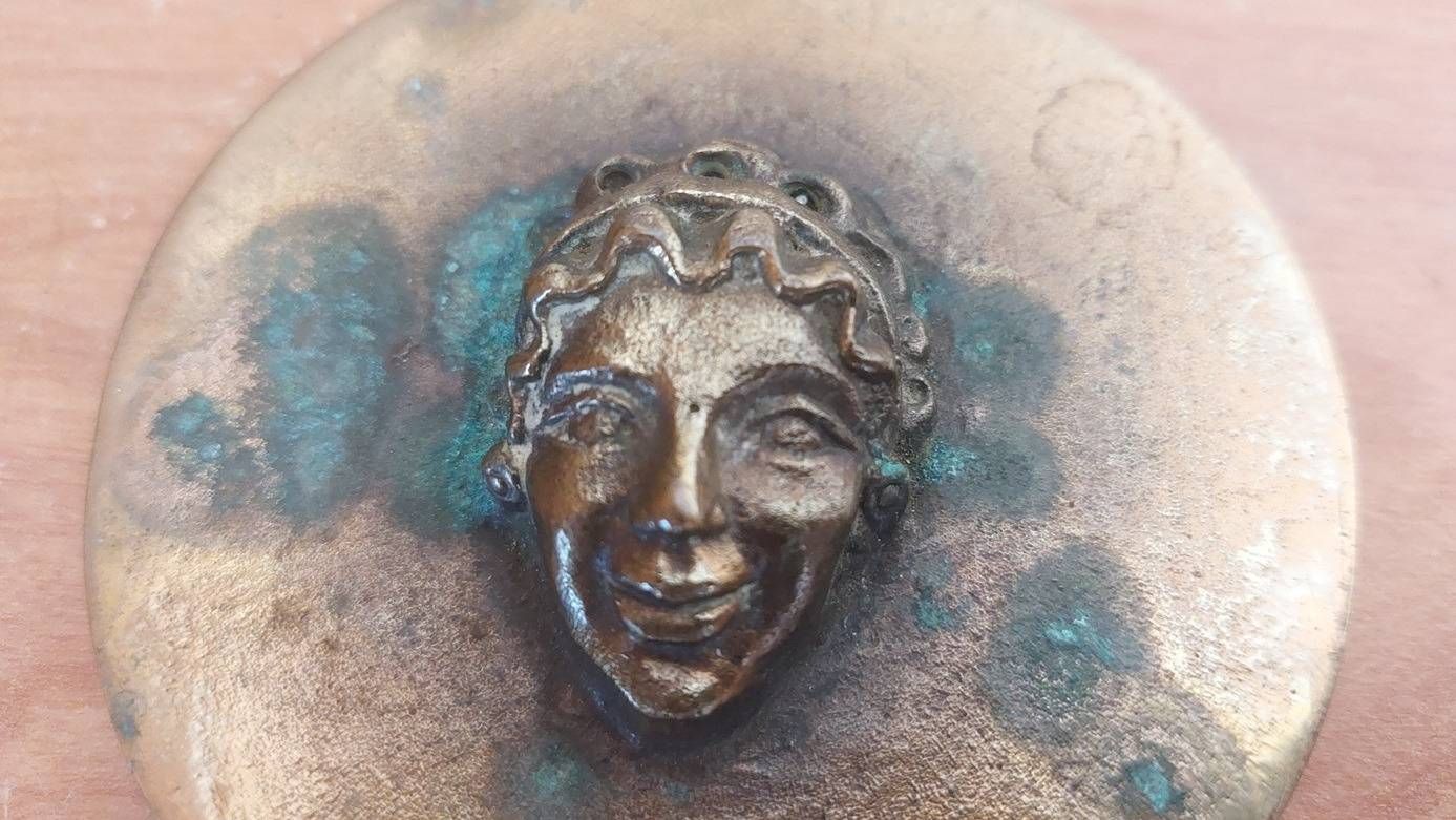 (K) Bronz relief