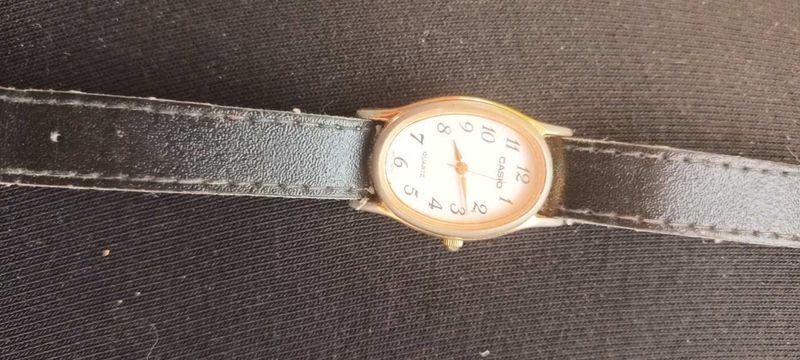 CASIO nöi  karóra