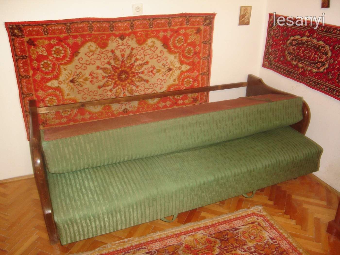 Kanapéágy ágyneműtartóval