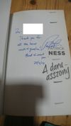 Dedikált !! Patrick Ness: A daruasszony