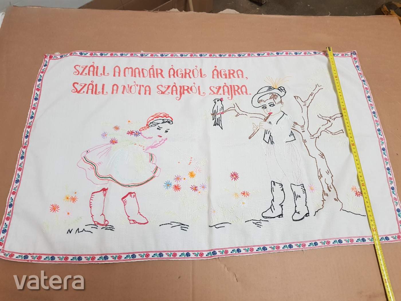 Régi hímzett falvédő