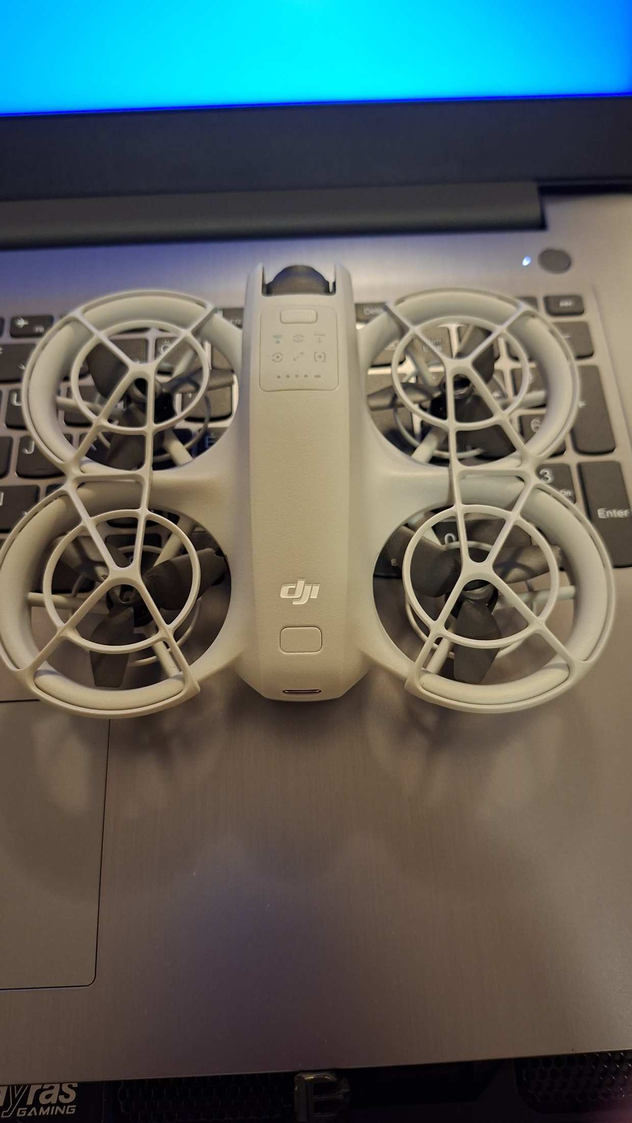 DJI NEO drón