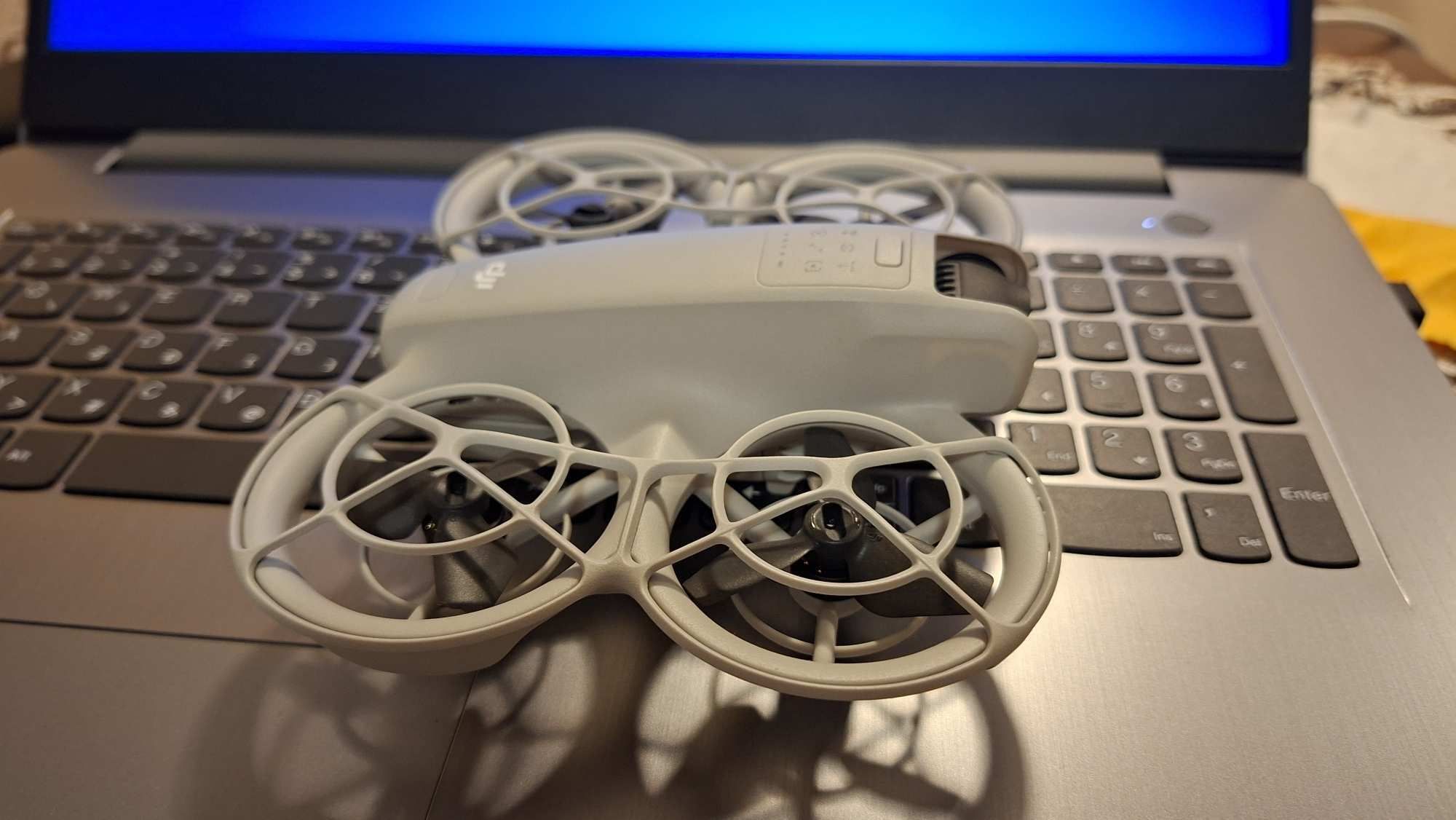DJI NEO drón