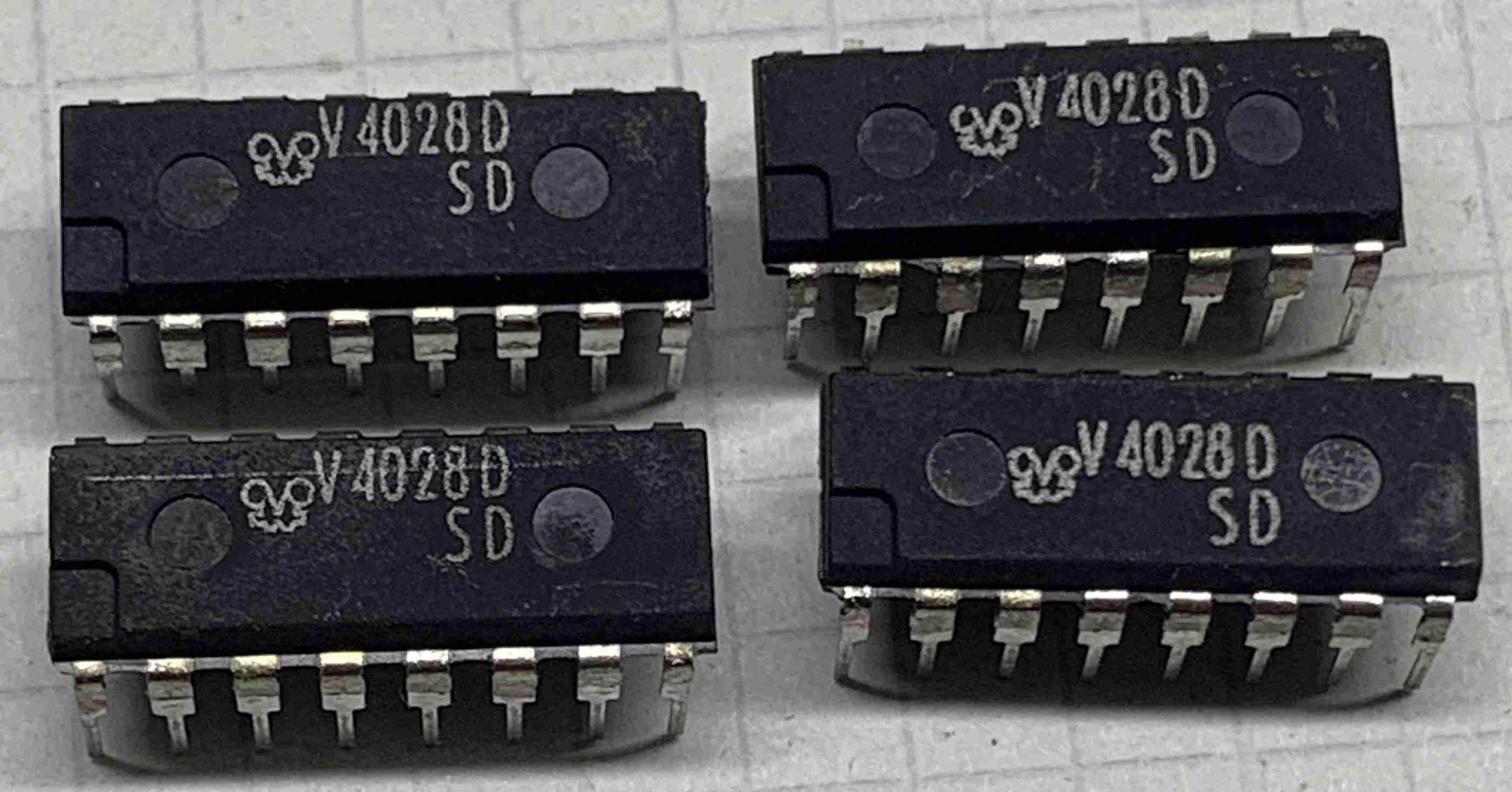4db  CD4028 CMOS IC   INTEGRÁLT ÁRAMÖR EGYÜTT  0221k