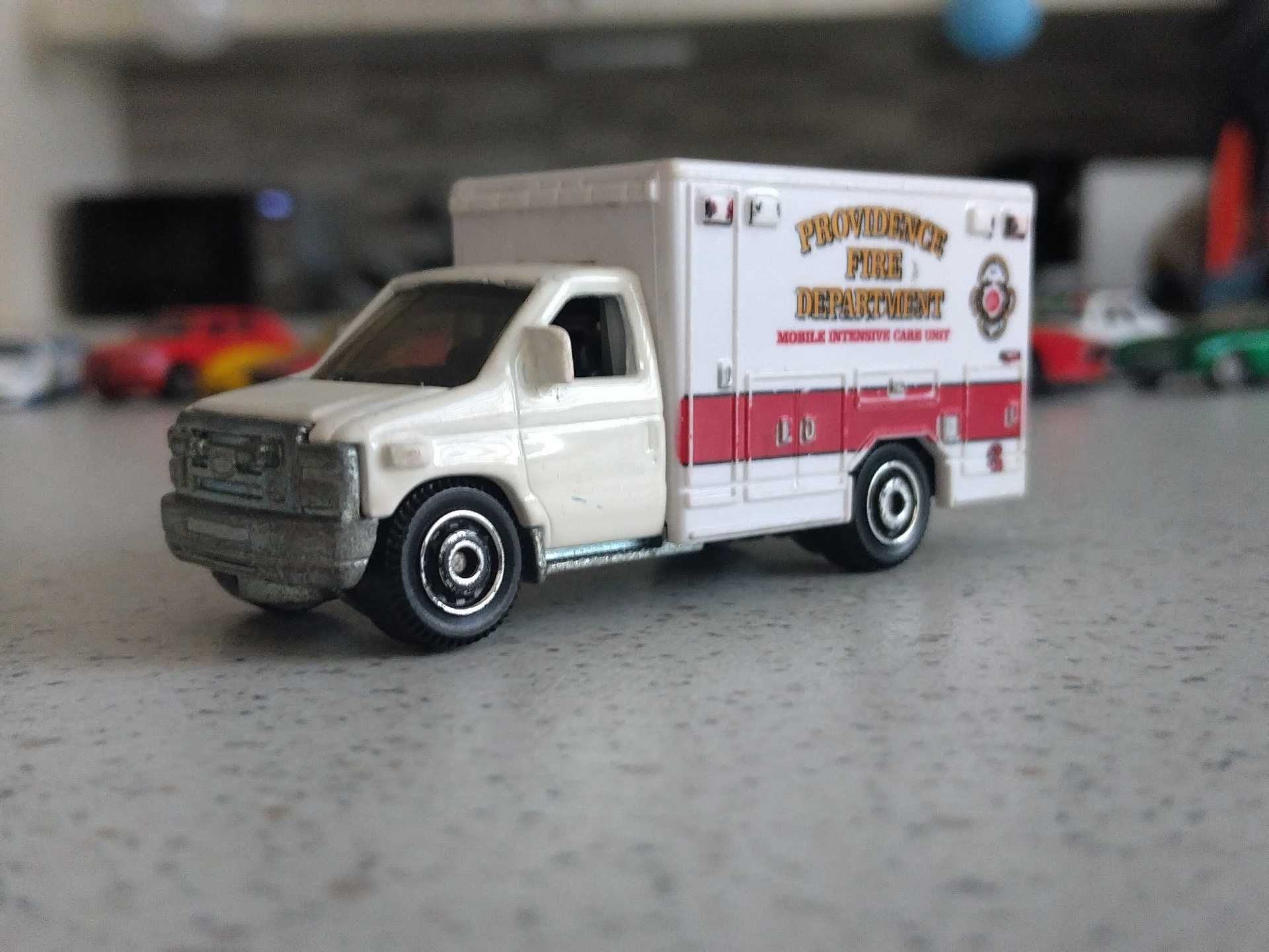 Matchbox &copy; 2009 Ford E350 Ambulance