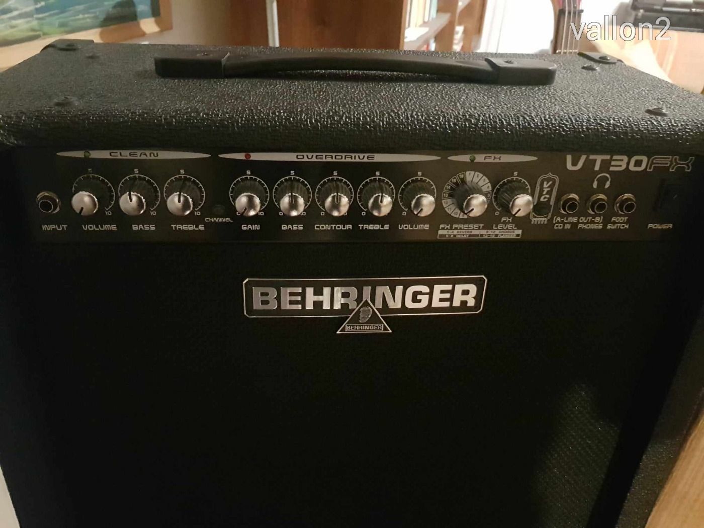 Behringer VT 30 FX Virtube gitárkombó