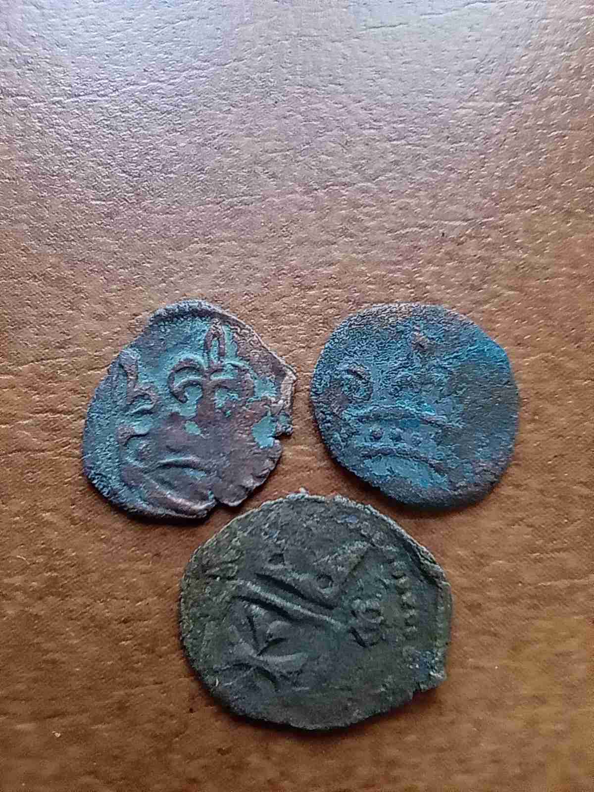 3 db liliomos dénár, Mária?
