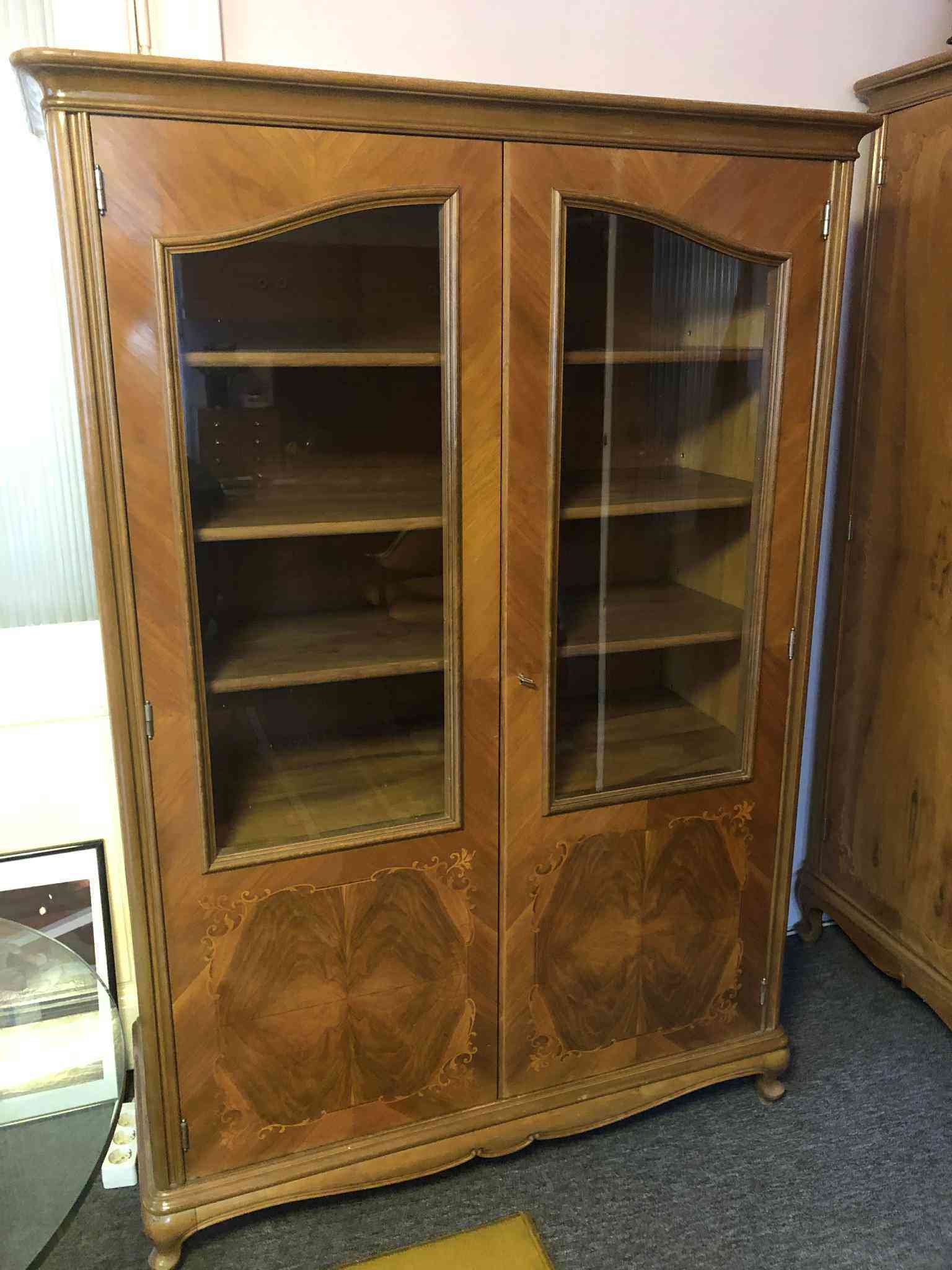 Neobarokk vitrines szekrény