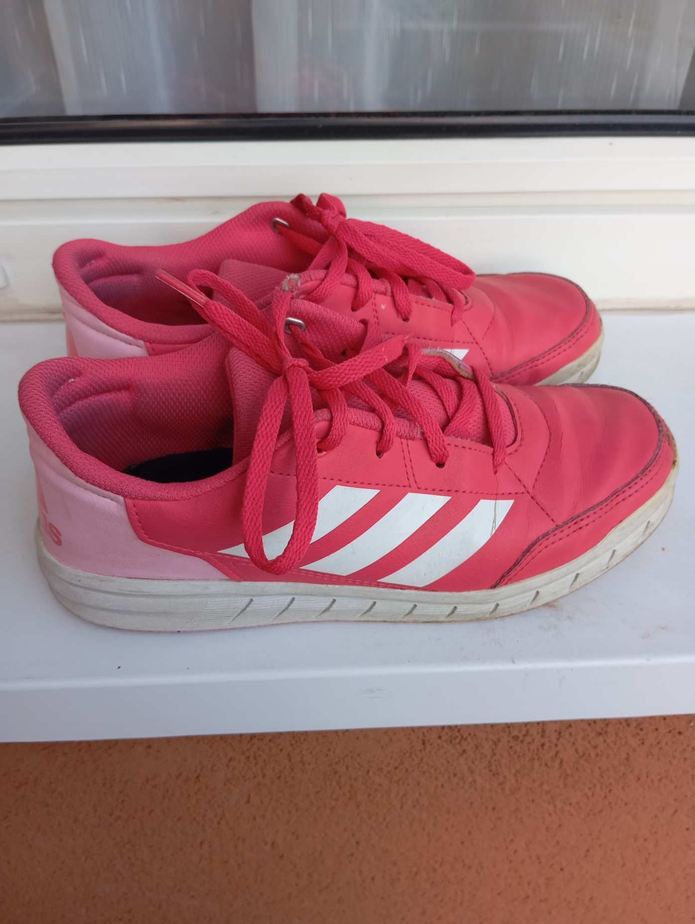 36-os Adidas cipő