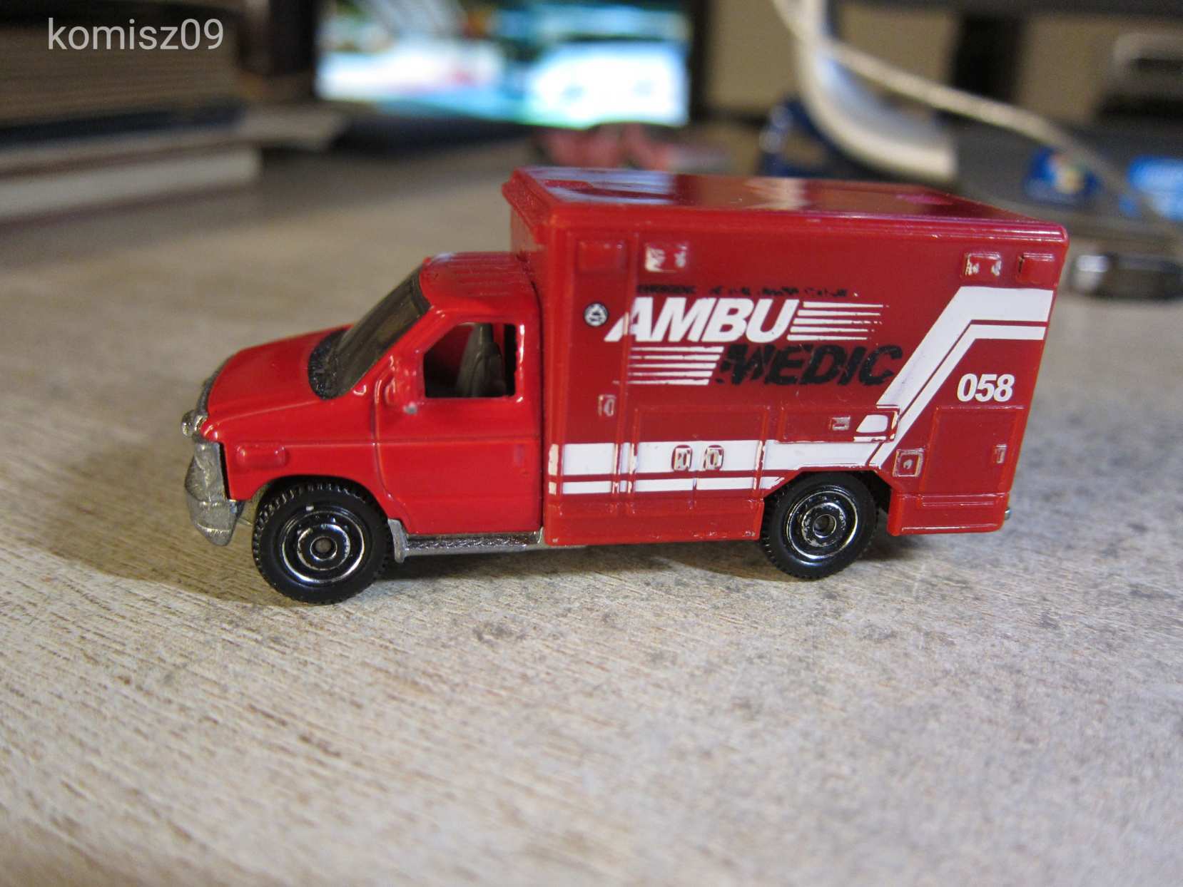 Matchbox Ford E-350 mentőautó  // kisautó