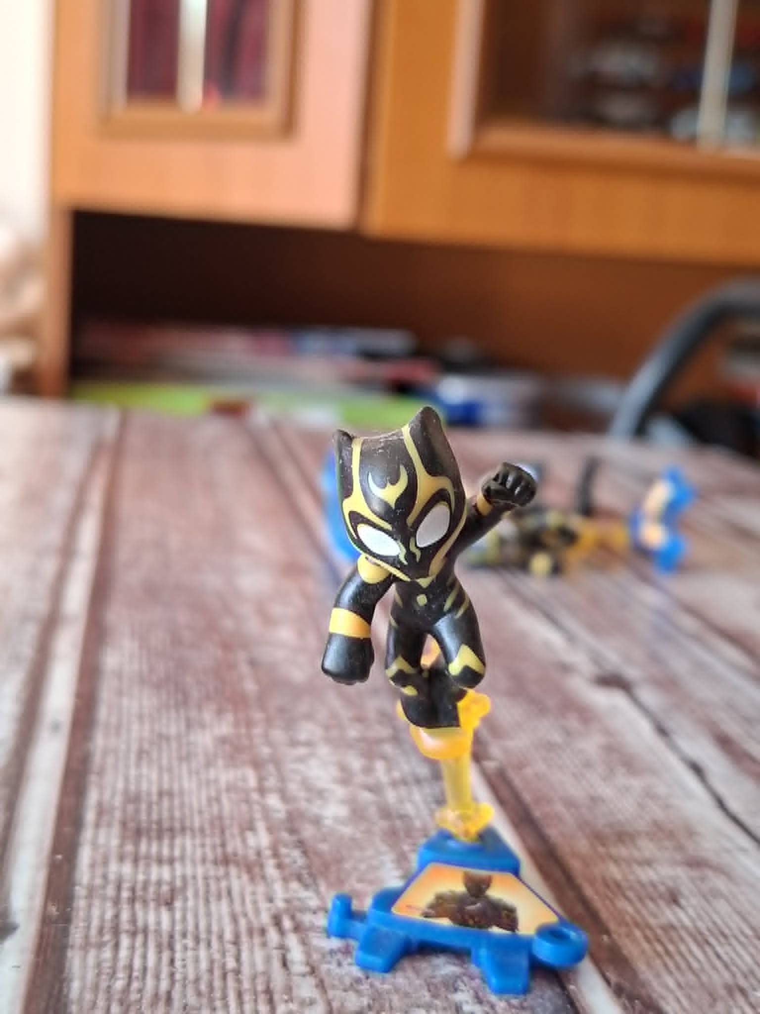 kinder figura hős
