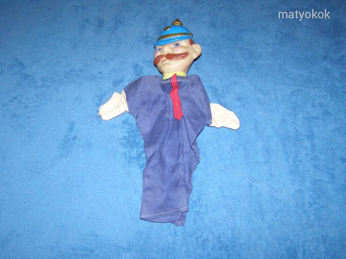műanyag fejű báb
