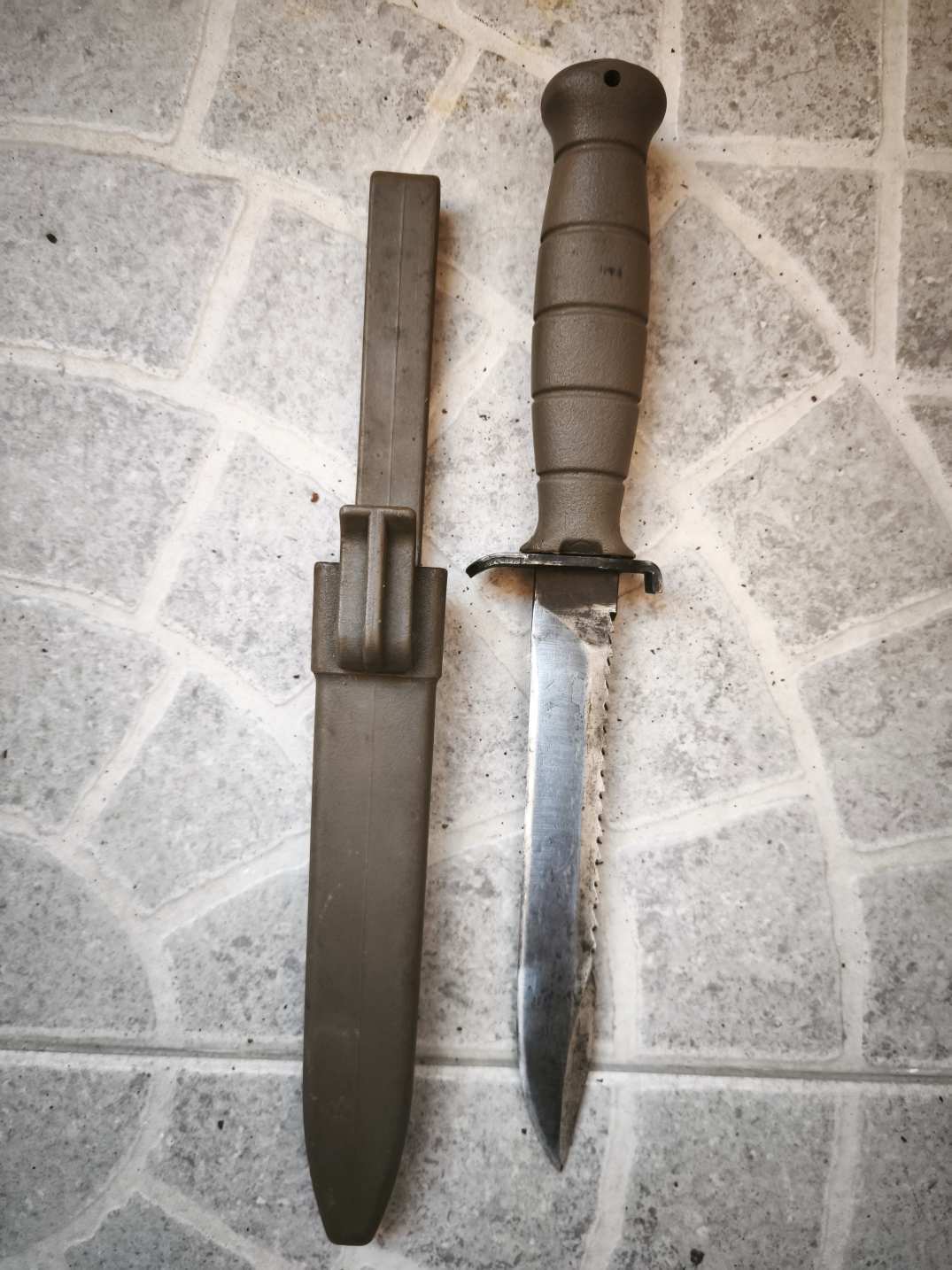 Fűrészes Glock tőr