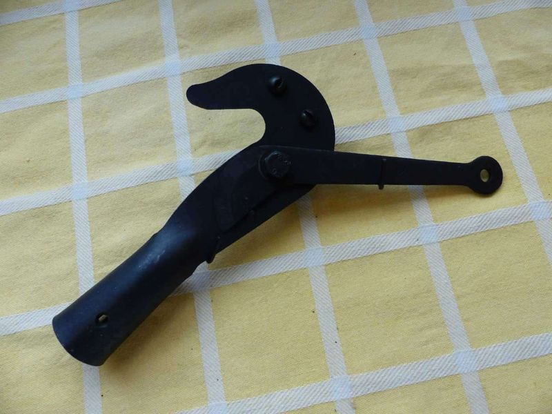 Ágvágó fűrésszel.