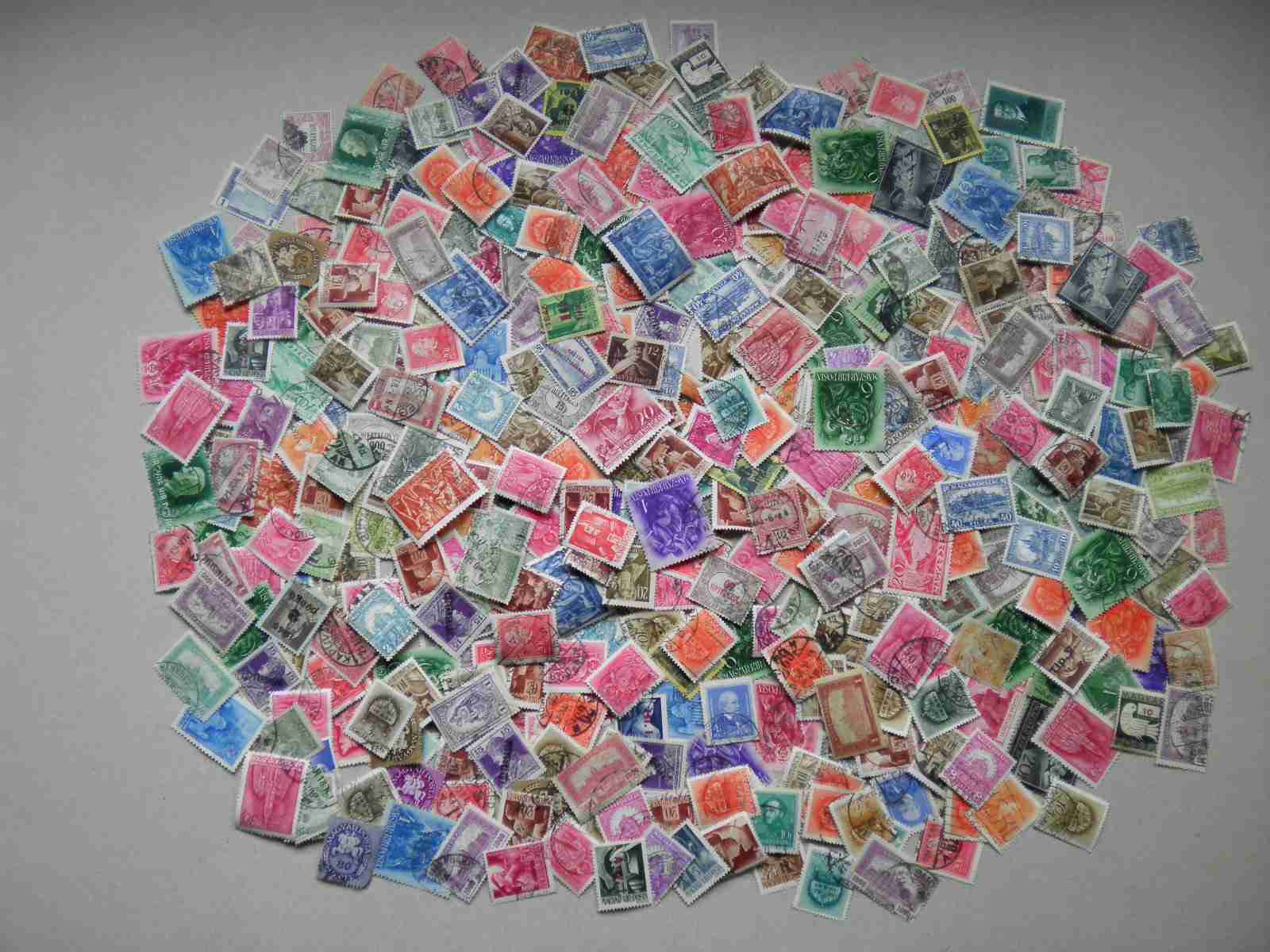 Magyar 1945 elötti bélyegek vegyesen. Kb 450-500 darab bélyeg. Leírás lent