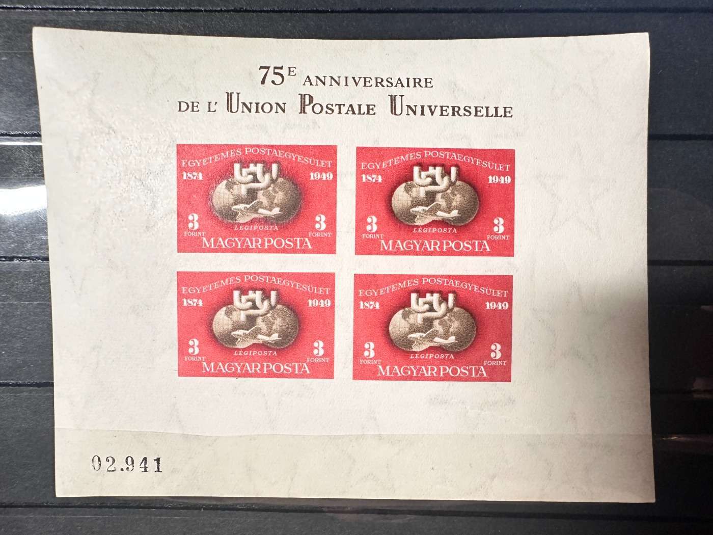 1950 UPU VÁGOTT BLOKK SZÉP ÁLL. POSTATISZTA *  GYŰRŐDÉS MENTES, SZÉP ENYVEZÉSEL  MBK: 220,000FT