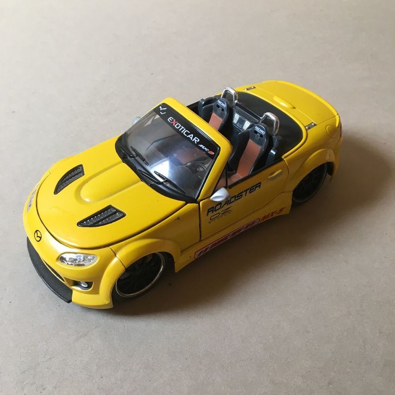 Világítós Mazda MX5 kisautó