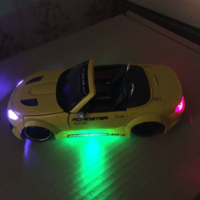 Világítós Mazda MX5 kisautó