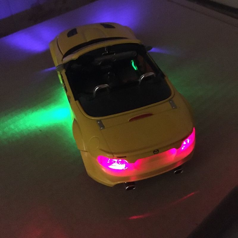 Világítós Mazda MX5 kisautó