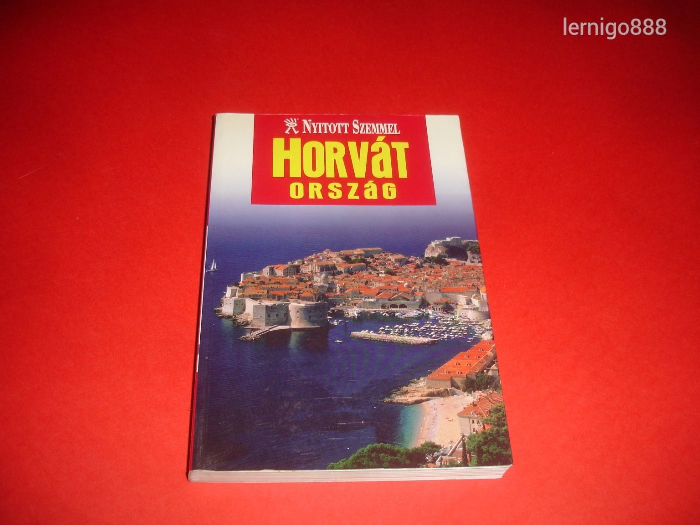 NYITOTT SZEMMEL HORVÁTORSZÁG