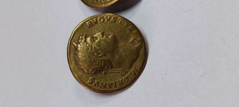 HADRIANUS AUGUSTUS réz gombok