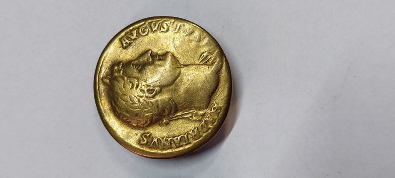 HADRIANUS AUGUSTUS réz gombok