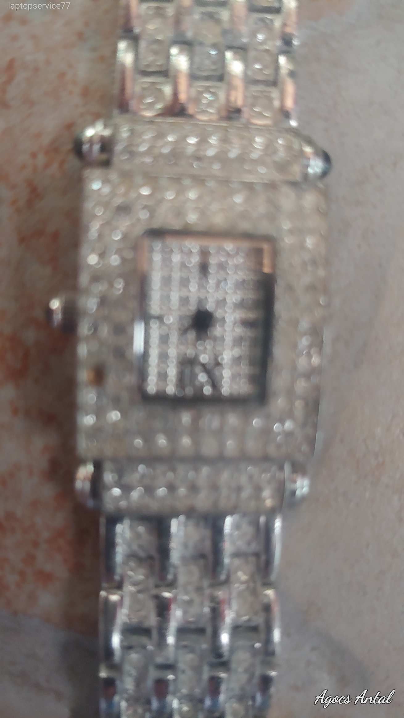 QUARTZ NÖI STRASSZOS KARÓRA