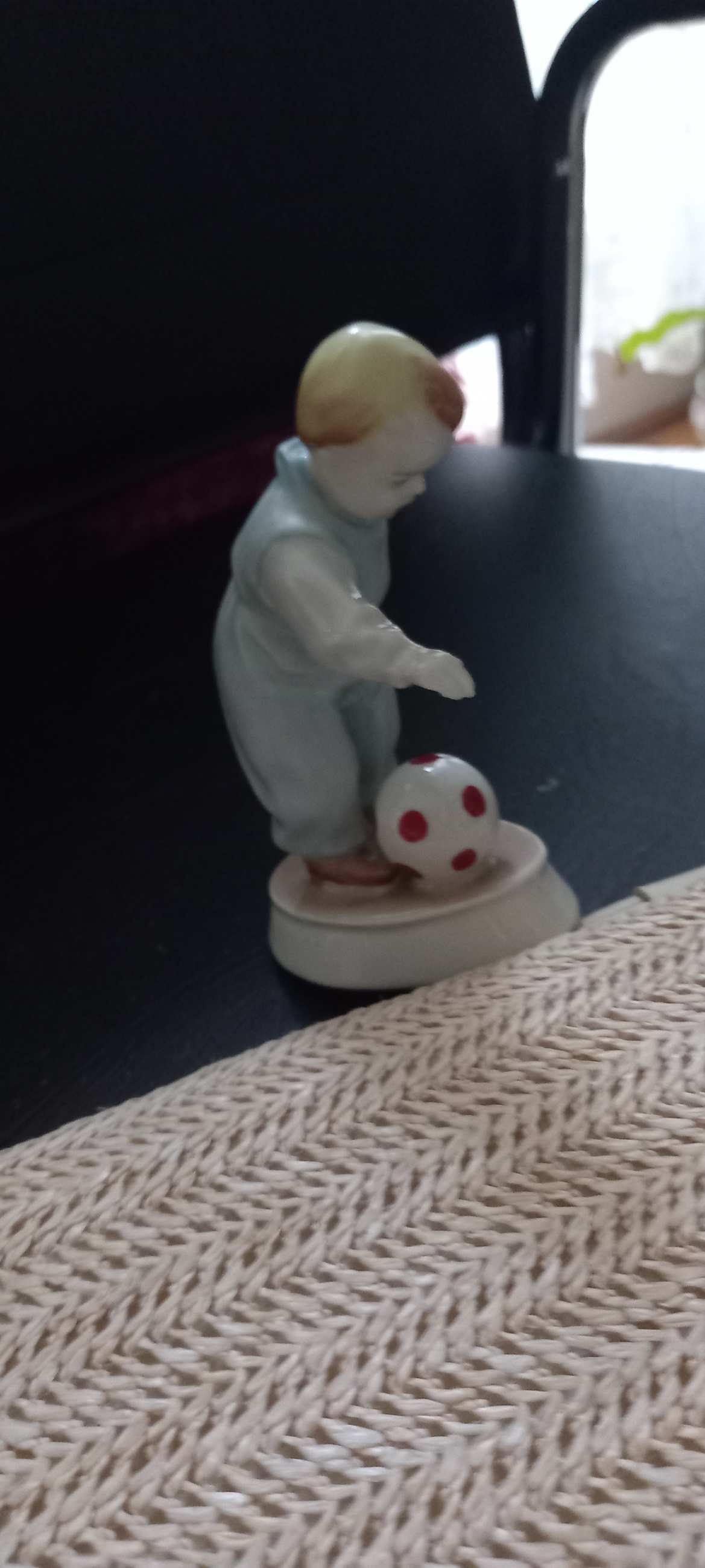 Kicsi fiú pöttyös labdával
