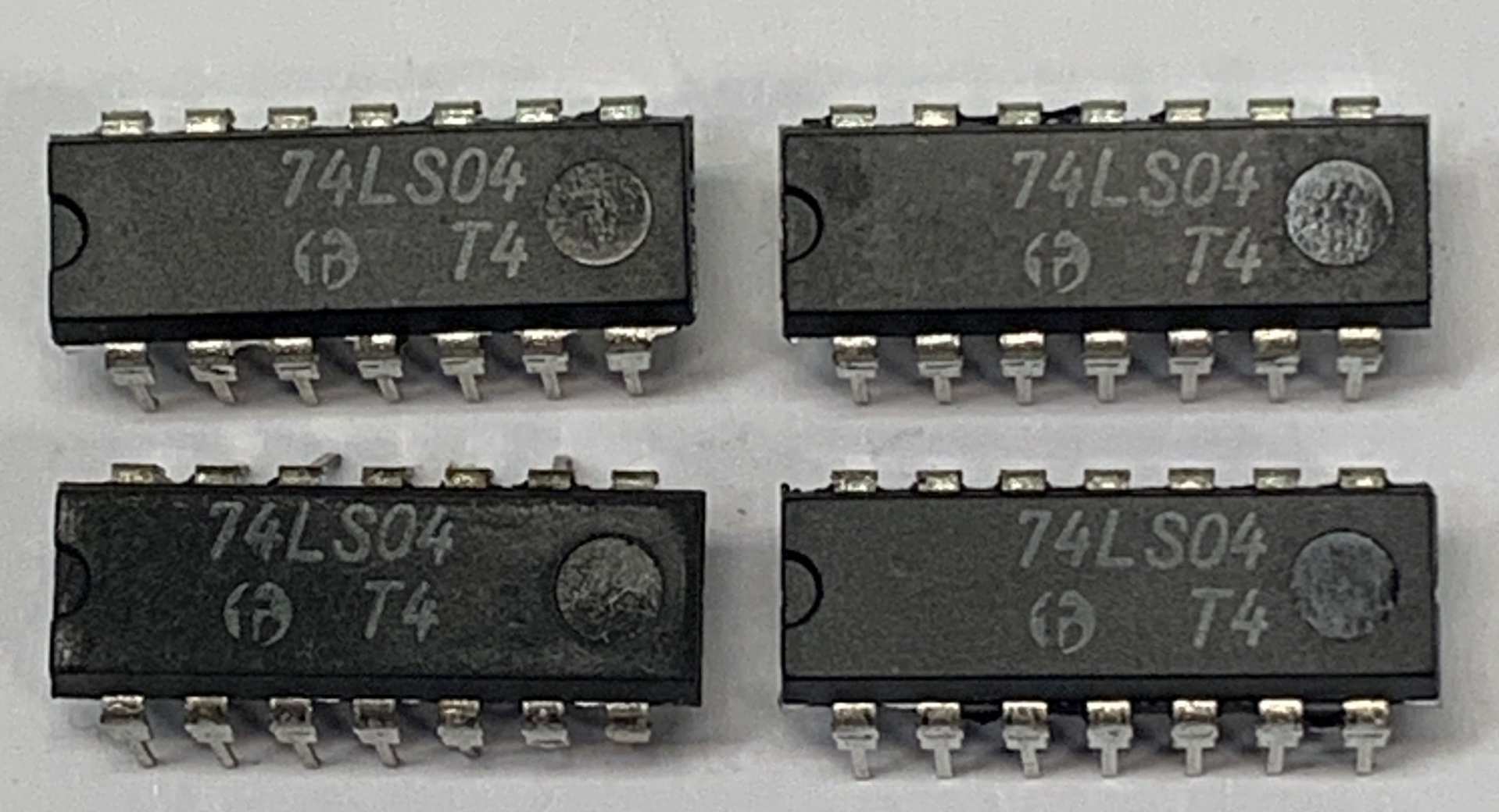 4db  74LS04  IC   INTEGRÁLT ÁRAMÖR EGYÜTT  0520d